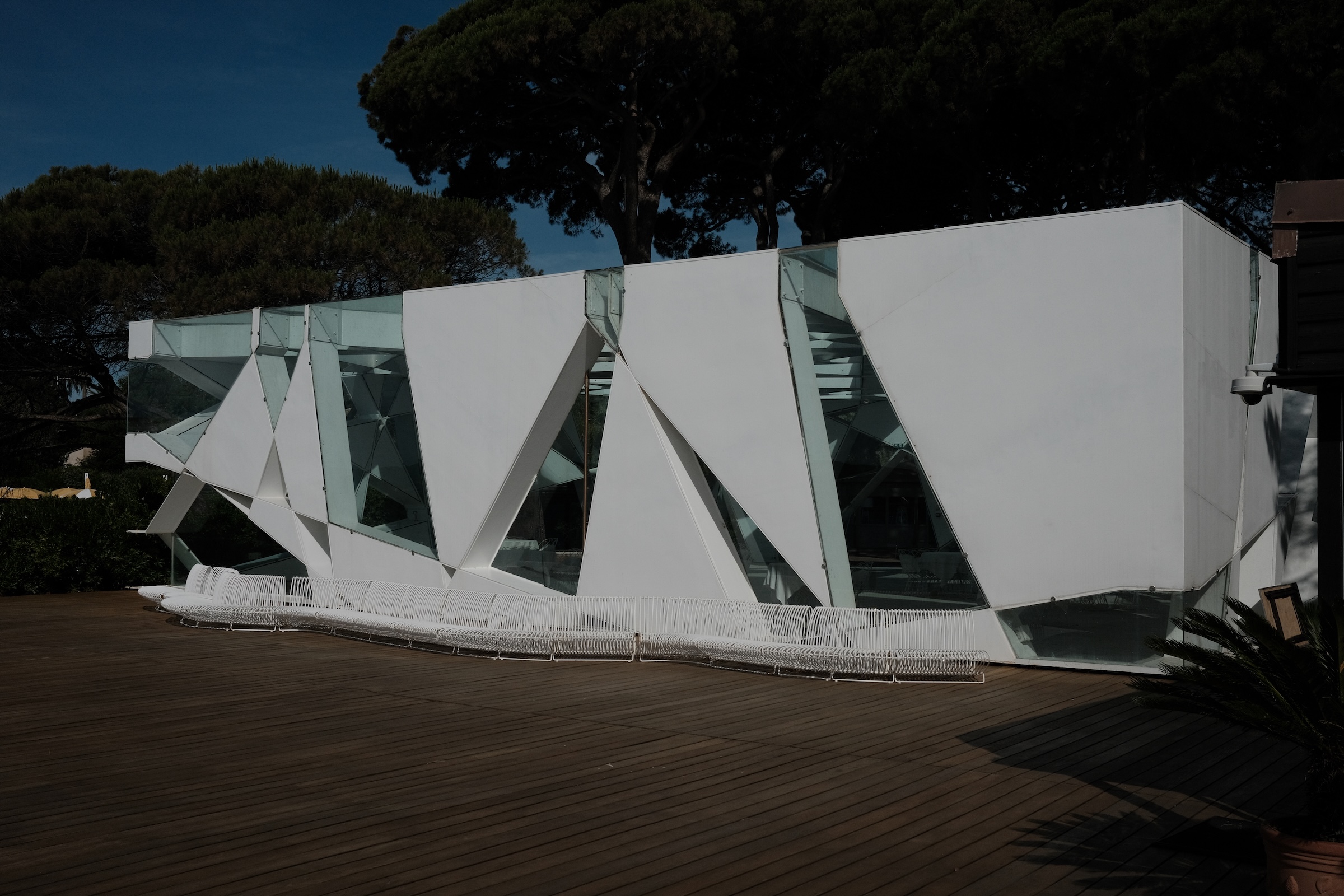 Toyo Ito Serpentine Gallery Pavilion in the bay side gardens