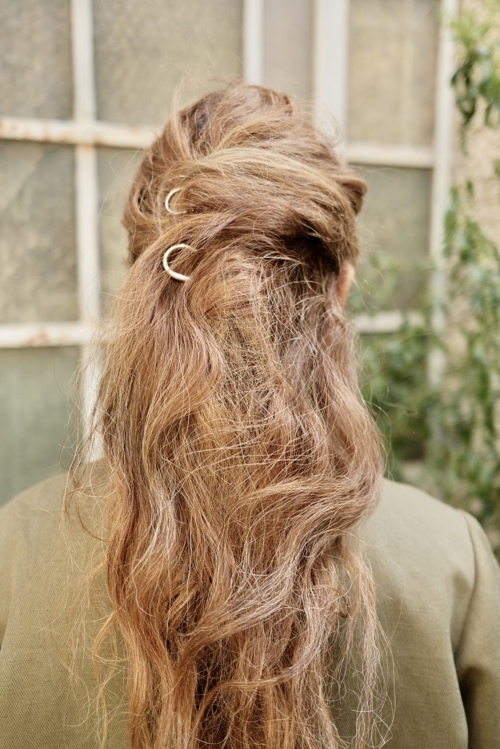 Sculptural gold hair rings by WERKSTATT:MUNCHEN worn as Haarschmuck